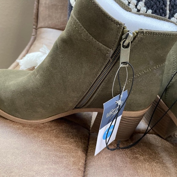 Universal Threads 7.5 Boots NWT - Picture 2 of 2